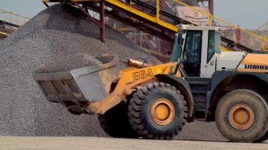 Madencilik ocağında kazıcı. Taş ocağında hareket eden buldozer görüntüsü