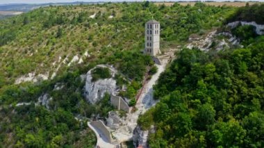 Ortodoks manastırlarının havadan görünüşü. Uçurumların tepesindeki tarihi ortodoks manastırlarının havadan görünüşü