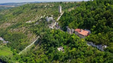 Kaya manastırının havadan görünüşü. Kayalık kayalıkları olan güzel bir dağ manzarası.