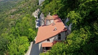 Kayadaki Manastır Binası. Dağ kayalıkları üzerinde İHA uçuşu