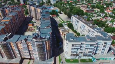 Ev binası ve şehir inşaatı. Konut binalarının mimari kompleksinin havadan görünüşü