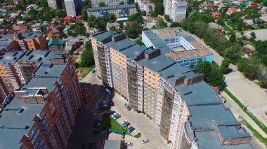 Modern konut kompleksi. Yerleşim bölgesinde yeni bir apartman.