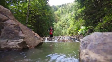 Nehirde çello çalan kadın. Dağ nehrinde çello çalan güzel kız.