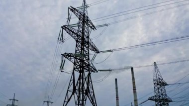 Elektrik iletim hatları. Elektrik kablolarıyla yüksek gerilim iletim hattı