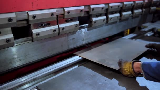 Blechbiegen Der Fabrik Blech Der Werkstatt Während Des Herstellungsprozesses — Stockvideo