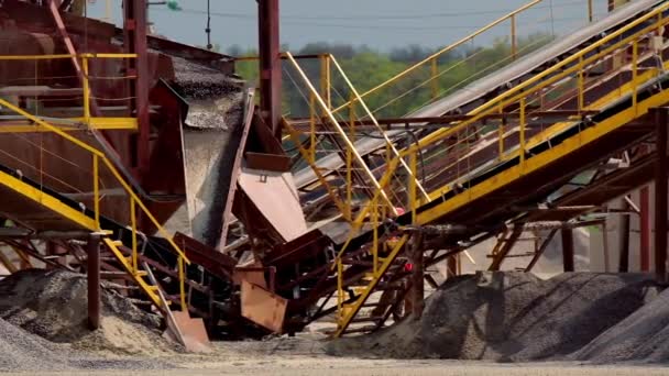 Velké Vybavení Lomu Těžební Lom Spoustou Strojů Při Práci — Stock video