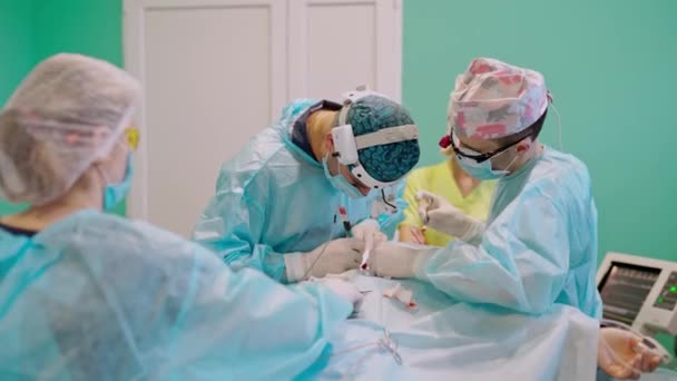 Proceso Operación Quirúrgica Grupo Cirujanos Quirófano Con Equipo Quirúrgico — Vídeo de stock