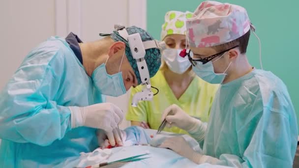 Equipo Cirugía Quirófano Cirujano Durante Cirugía Con Instrumentos Médicos — Vídeo de stock