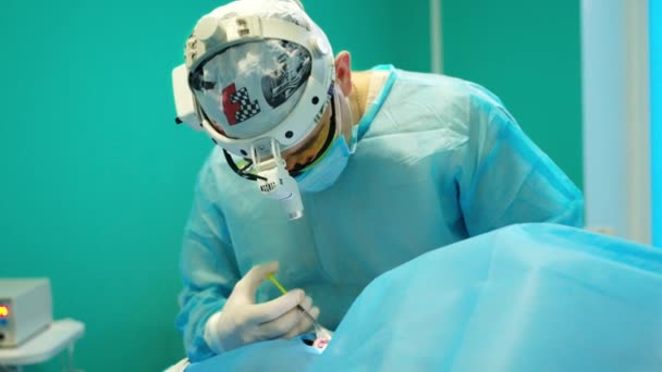 Chirurdzy Pracujący Klinice Zespół Profesjonalnych Chirurgów Wykonujących Operacje — Wideo stockowe