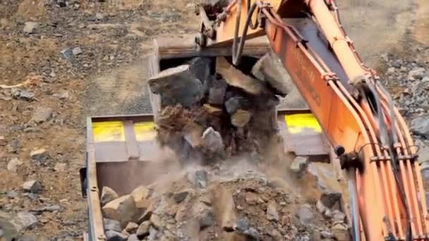 采石场的工业机械 露天矿场的挖掘机及机械 — 图库视频影像