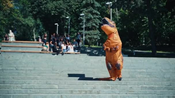 Велика Лялька Динозавра Тіранозавр Рекс Людина Костюмі Динозавра Міському Парку — стокове відео