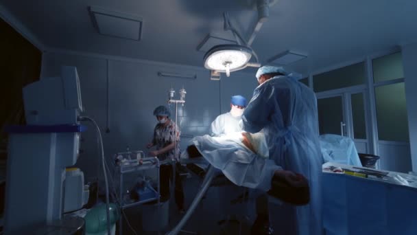 Tiro Sala Operações Equipe Cirúrgica Realizando Cirurgia Teatro Operação Moderna — Vídeo de Stock