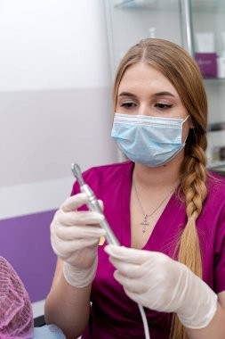 Maskeli kozmetik uzmanı çalışıyor. Profesyonel kozmetikçi prosedürü.