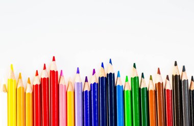 Renkli Kalemlerin Güzel Bir Gradyan Oluşturan Canlı Spektrumu. Yan yana oturan renkli kalemler.