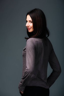 Kalçasında Elleri Olan Kendine Güvenen Kadın. Elleri kalçasında duran bir kadın.