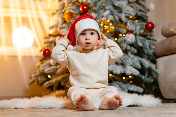 Alegre Momento Navidad Niño Sombrero Santa Admirando Árbol Navidad Bellamente — Foto de Stock