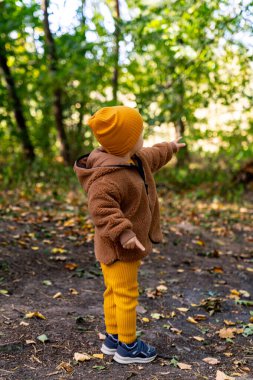 Kahverengi Ayı gibi giyinmiş şirin bir çocuk. Kahverengi oyuncak ayı kostümü giyen küçük bir çocuk.