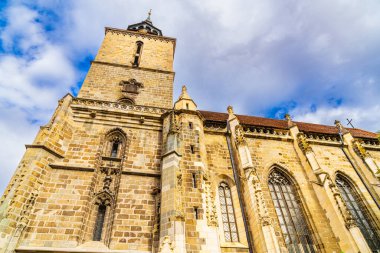 Zarif, zamansız saat kulesi olan görkemli bir gökdelen. Yan tarafında saat olan çok yüksek bir bina.