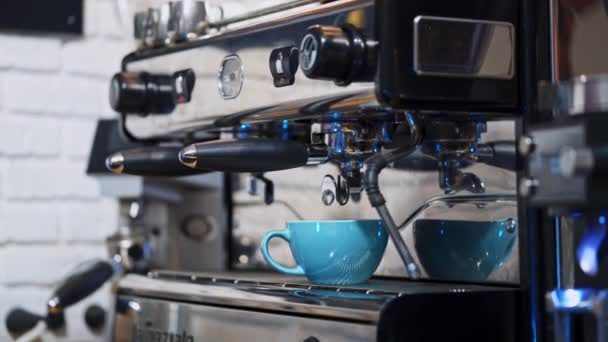 コーヒーをコーヒーで作るバリスタ コーヒーショップでコーヒーマシンを使用したプロのバリスタ醸造コーヒー — ストック動画
