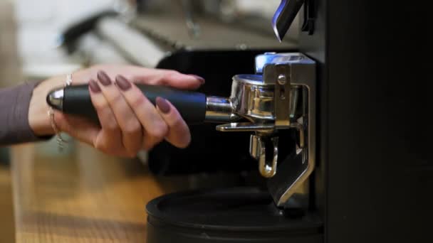 Barista Kocht Eine Tasse Kaffee Kaffeekochen Der Kaffeemaschine — Stockvideo