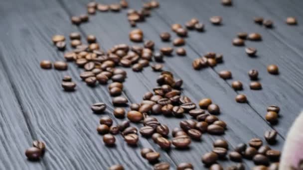 Pieczone Ziarna Kawy Stole Świeże Ziarna Kawy Drewnianym Stole — Wideo stockowe