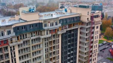 Dışarıdaki yeni apartmanlar. Balkonlu modern konut inşaatı cephesi