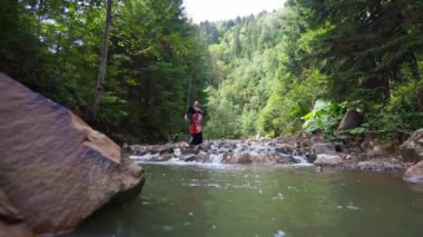 Genç kadın çellocu. Doğada müzik aleti olan güzel bir çellocu klasik müzisyen.