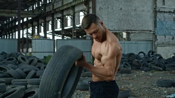 Trenuje Oponą Mięśniowy Fitness Człowiek Trening Starym Kołem Opony — Wideo stockowe
