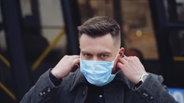 Uomo Durante Pandemia Del Merluzzo Giovane Quarantena Durante Epidemia Coronavirus — Video Stock