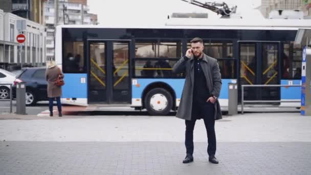 Professzionális Üzletember Mobiltelefont Használ Fiatal Üzletember Beszél Okostelefonon Utcán — Stock videók