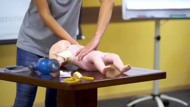 ベビー ファースト エイド トレーニング 子供に心肺蘇生を与えるための最初の援助トレーニング — ストック動画