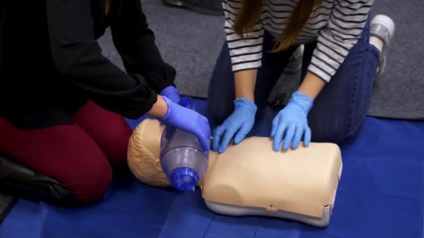 在室内进行急救训练 当宝宝被老师勒住脖子时 人们学会了如何拯救生命 — 图库视频影像