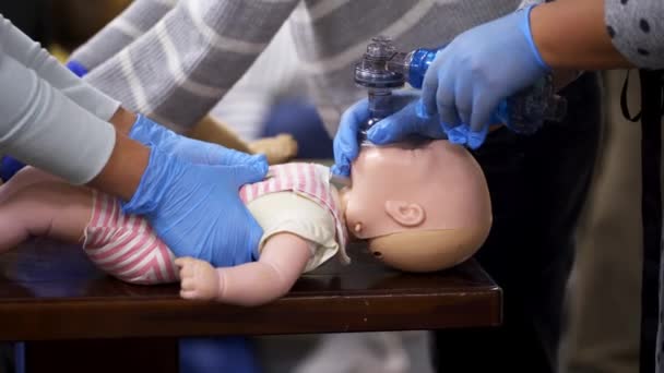 Bebeğin Kardiyopulmoner Resüsitasyonu Bebeğe Yönelik Kardiyopulmoner Resüsitasyonun Ilk Yardımı — Stok video