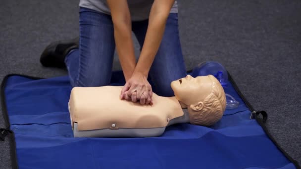 ベビーCprダミー初のエイドトレーニング 胸圧縮による赤ちゃんダミーの心肺蘇生を実行する救急隊 — ストック動画