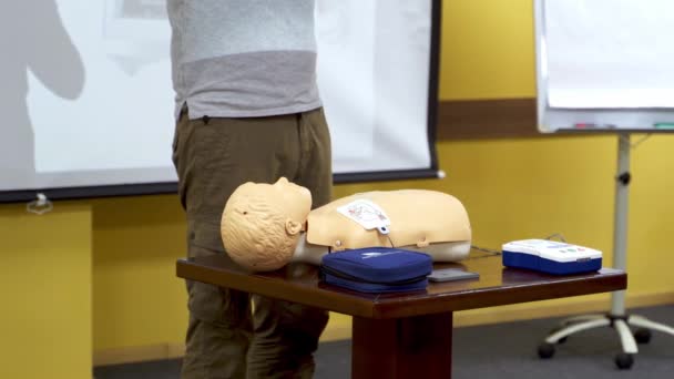 子供の安全な生活のためのトレーニング 心肺蘇生赤ん坊人形の胸圧縮を実証する — ストック動画