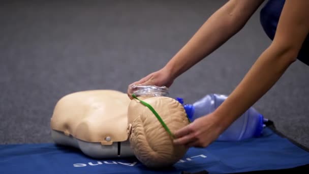 Ensinar Ressuscitação Cardiopulmonar Com Boneco Instrutor Demonstrando Rcp Manequim Curso — Vídeo de Stock