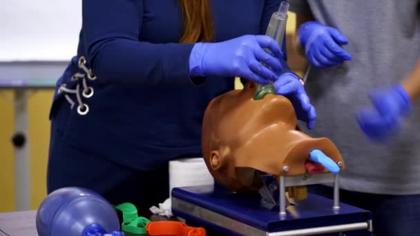 儿童紧急培训 用于窒息的儿童急救培训 — 图库视频影像