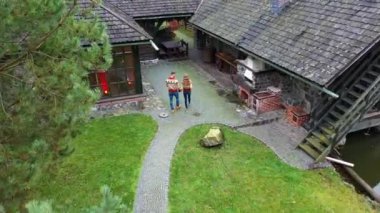 Park alanındaki dinlenme yeri. Köyde aşık genç bir çift