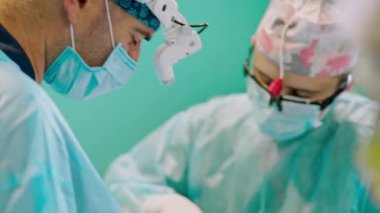 Ameliyat ekibi ameliyathanede. Hastanedeki ameliyathanede birlikte çalışan doktorlar.
