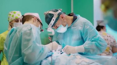 Ameliyat yapan bir grup doktor. Modern ameliyathanede cerrahi ekip ameliyat yapıyor.