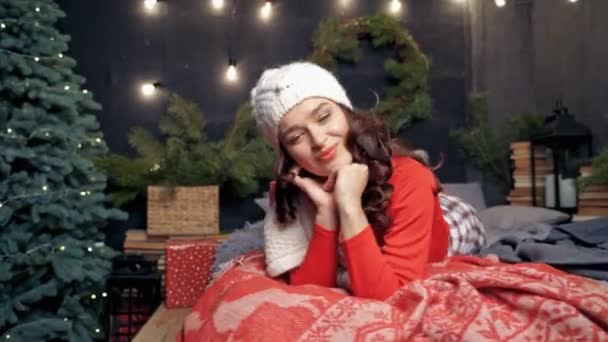 Genç Bir Kadın Noel Dinleniyor Kırmızılı Zarif Bayan Noel Arkaplanında — Stok video