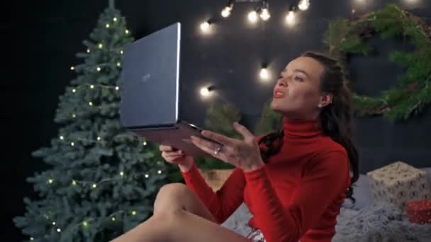 Vrouw Met Laptop Tijdens Kerstmis Jong Mooi Gelukkig Vrouw Met — Stockvideo