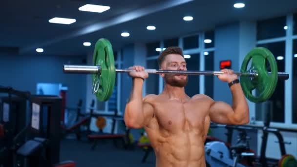 健美运动员在体育馆做举重运动 肌肉男在健身房用杠铃做运动 — 图库视频影像