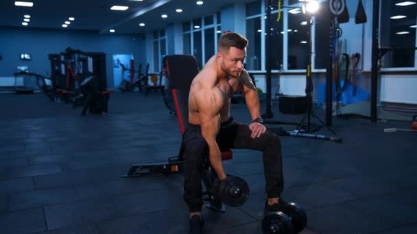 Bicepsy Power Fitness Przystojny Sportowiec Ćwiczący Hantlami Podczas Siedzenia Siłowni — Wideo stockowe