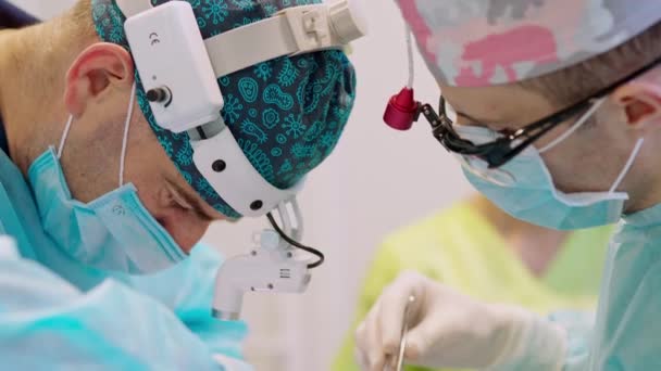 Професіонали Хірургії Працюють Лікарями Група Хірургів Операційній Кімнаті Хірургічним Обладнанням — стокове відео