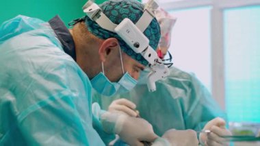 Ameliyathanede çalışan bir grup cerrah. Cerrahlar hastanede hayat kurtarmak için ameliyat yapıyor.