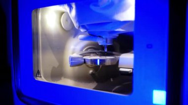 Protez ve taçlar için dişçi bilgisayarı. Diş değirmeni makinesi diş şeklini oyuyor.