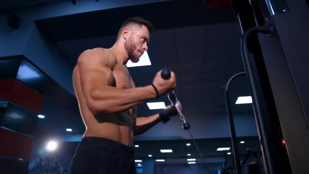 男人在健身房训练 年轻英俊男子在体育馆做运动 — 图库视频影像