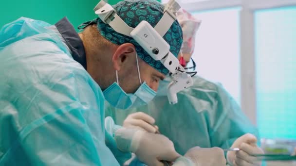 Skupina Chirurgů Operačním Sále Týmová Práce Chirurgů Provádějících Operace Záchranu — Stock video