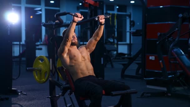 在健身房用设备进行训练 健身男子在健身房做运动 — 图库视频影像